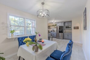 Dining - Breathtaking modern home in the heart of Jackson with Electric car charger! (Jackson)