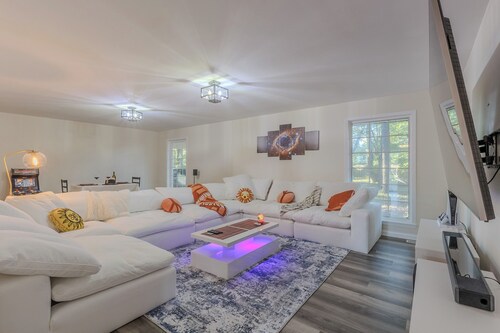 Breathtaking modern home in the heart of Jackson with Electric car charger!