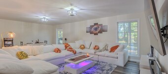 Breathtaking modern home in the heart of Jackson with Electric car charger!