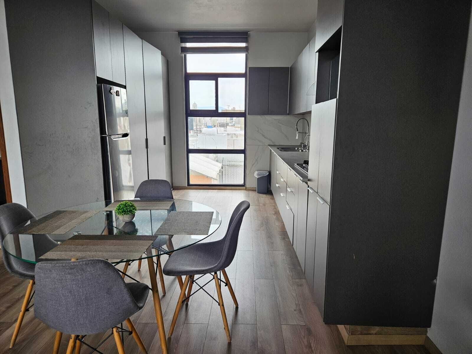 Frigorífico, microondas y utensilios de cocina