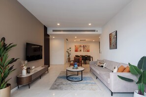 Departamento clásico, 3 habitaciones | Área de sala de estar | Televisión de pantalla plana, Netflix y servicios de streaming 