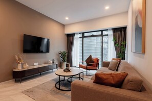 Departamento clásico, 2 habitaciones | Área de sala de estar | Televisión de pantalla plana, Netflix y servicios de streaming 