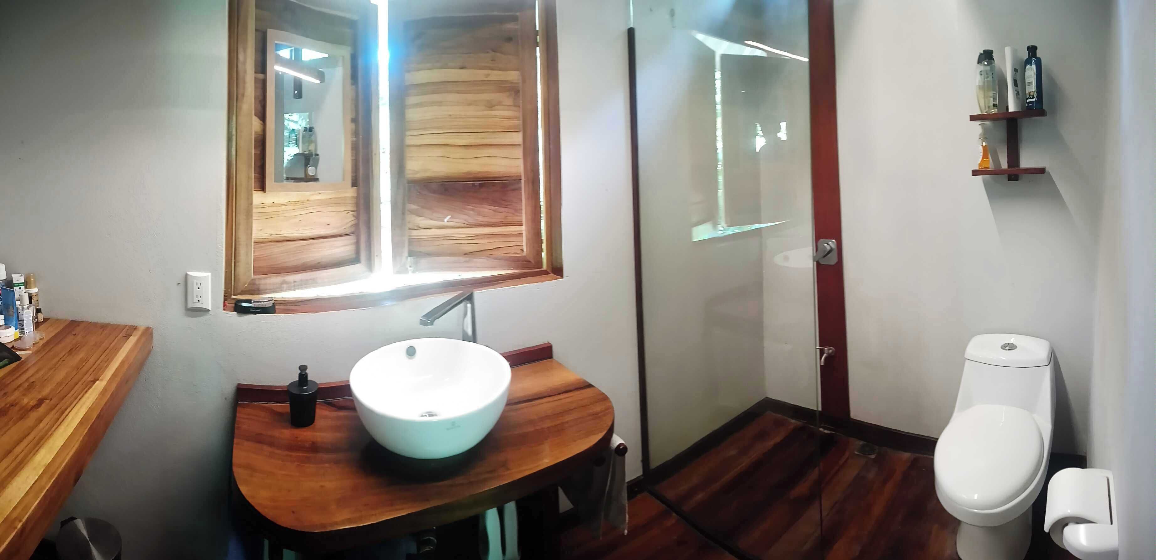 Dusj, håndklær, såpe og toalettpapir