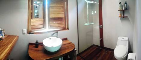 Dusj, håndklær, såpe og toalettpapir