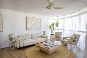 Smart-TV, Bücher, Stereoanlage