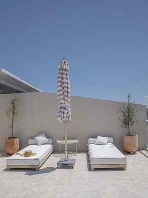 Terrace/patio - Castaways Penthouse Noosa, Sea Views, Beachfront, Pool, Tennis. (Castaways Beach)
