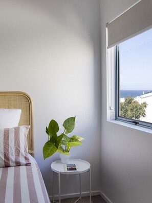 2 Schlafzimmer, Schreibtisch, Bügeleisen/Bügelbrett, Reisekinderbett