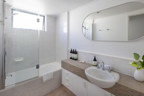 Shower, hair dryer, towels - Castaways Penthouse Noosa, Sea Views, Beachfront, Pool, Tennis. (Castaways Beach)