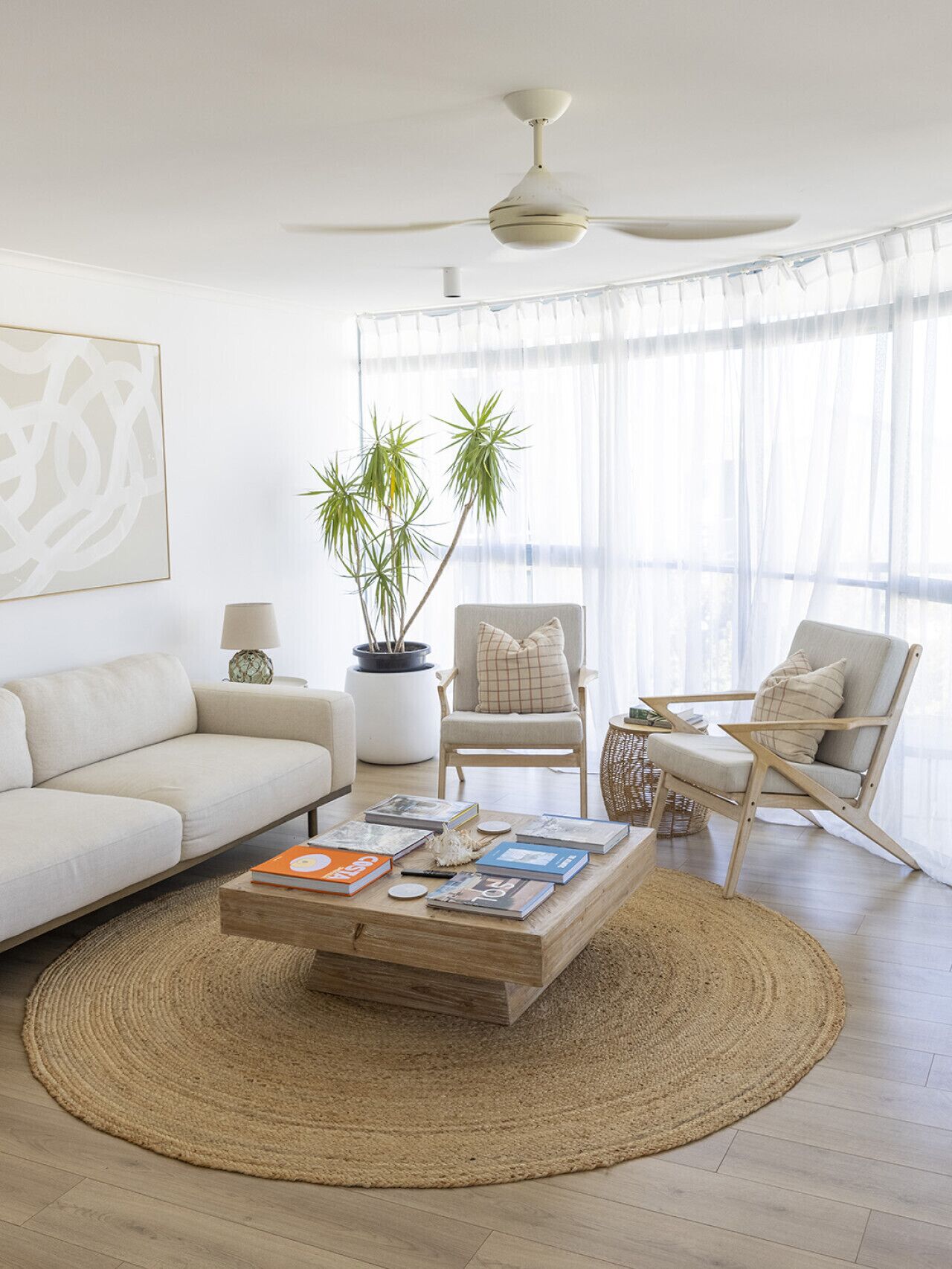 TV connectée, livres, chaîne hi-fi