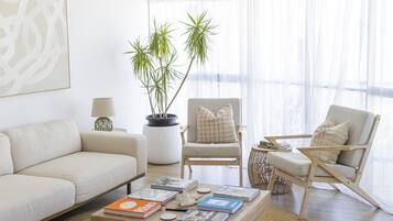 Smart TV, books, stereo