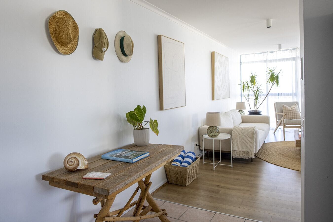 TV connectée, livres, chaîne hi-fi