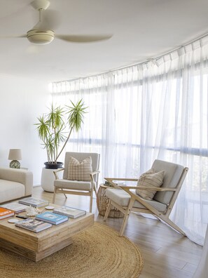 Smart TV, books, stereo