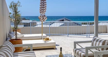 Castaways Penthouse Noosa, Sea Views, Beachfront, Pool, Tennis.