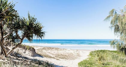 Castaways Penthouse Noosa, Beachfront Pool Views Tennis