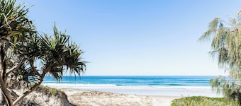 Castaways Penthouse Noosa, Beachfront Pool Views Tennis