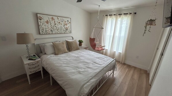 4 chambres, fer et planche à repasser, lit de bébé portatif