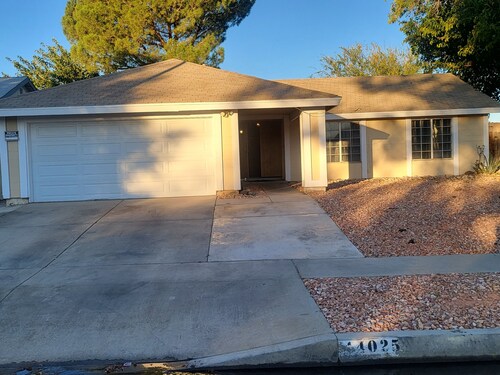 3-bedroom 6 queen beds in Lancaster