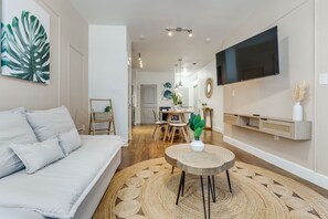 Tv, ett bordtennisbord, kontor och datorskärmar