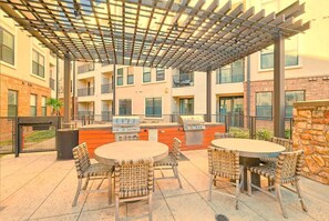 Outdoor dining - Spacious 1B w/Pool Near Legacy West Frisco (Frisco)