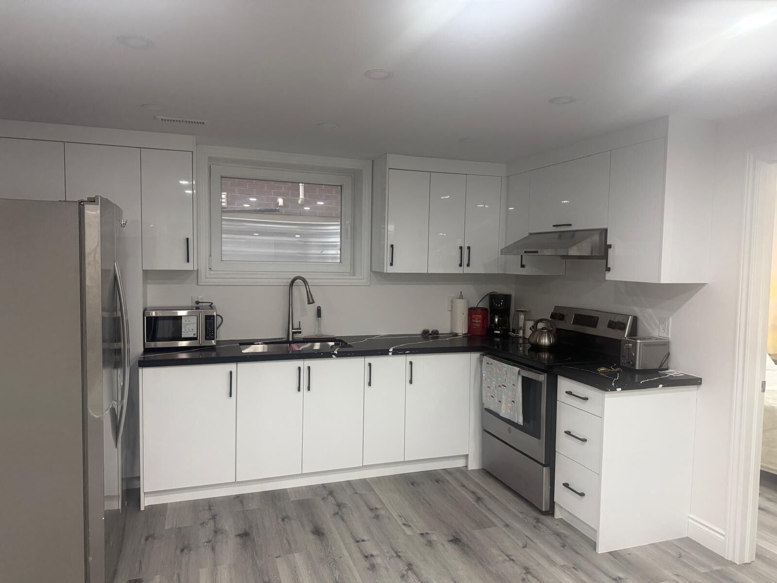 ثلاجة، ميكروويف، فرن، موقد طهي مسطح