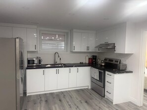 Refrigerador, microondas, horno y parrilla de estufa