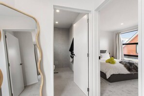 1 habitación, escritorio, tabla de planchar con plancha y wifi 