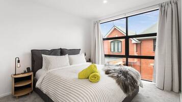 2 bedrooms, desk, iron/ironing board, WiFi