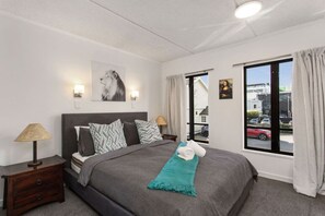 2 bedrooms, desk, iron/ironing board, WiFi
