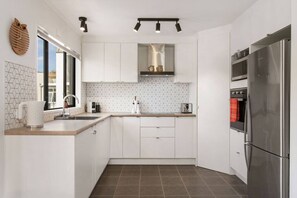 Fridge, microwave, oven, stovetop - Location CBD, Hospital, Hagley Park,Free Parking (Christchurch)