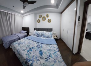 Tabla de planchar con plancha, wifi y ropa de cama