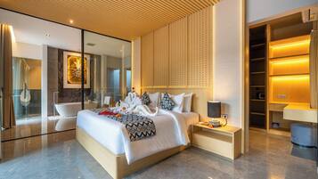 Brankas, meja kerja, ruang kerja ramah laptop, dan setrika/meja setrika