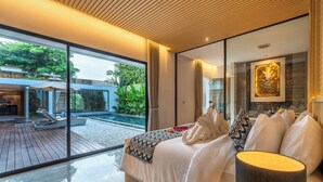 Un dormitorio moderno con una cama grande, una mesita de noche y vistas a una piscina y zona exterior.
