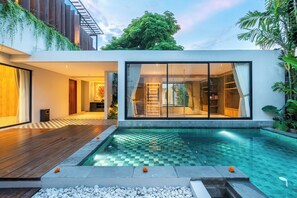 Una piscina al aire libre