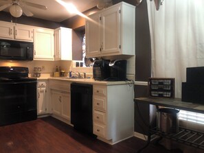 Fridge, microwave, oven, stovetop - Nice, quiet 3 bedroom oasis (Overland Park)