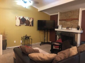 TV, fireplace, printers - Nice, quiet 3 bedroom oasis (Overland Park)