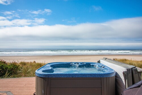 Serenity Sands-Oceanfront, direct beach access, hot tub, dog OK. 4 bedrooms. Movie room