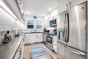 Kühlschrank, Geschirrspüler, Wasserkocher mit Kaffee-/Teezubehör