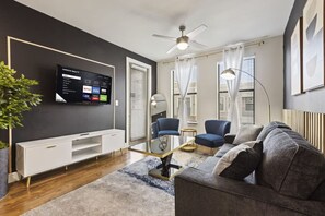 Una televisión, una mesa de tenis de mesa