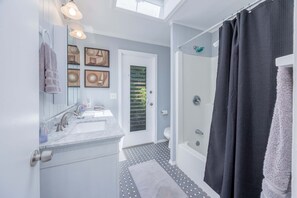 Hair dryer, towels, soap, shampoo - 4Bd 2Ba Heated Pool & AC Fire Island Pines (Sayville)