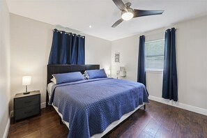 3 habitaciones, tabla de planchar con plancha y cuna de viaje 