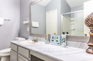 Sèche-cheveux, serviettes fournies, savon, papier toilette