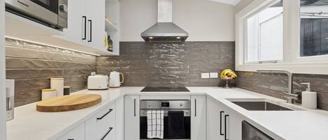 Classic House | Private kitchen | Full-size fridge, microwave, oven, stovetop