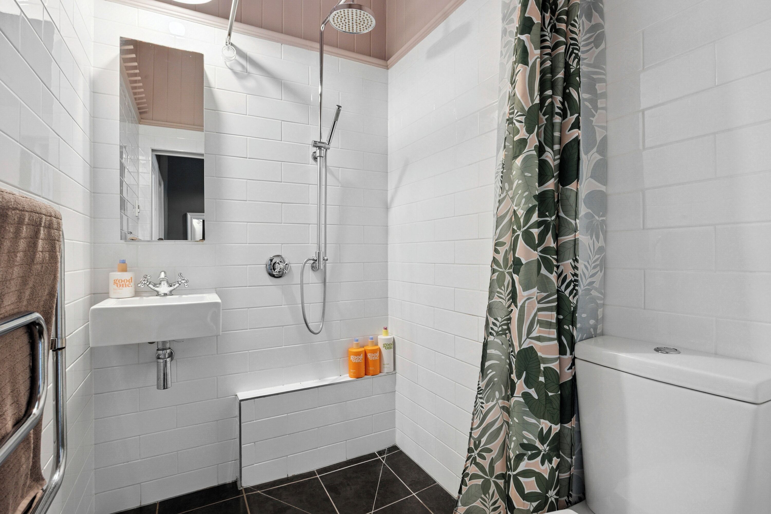 Un baño con ducha, lavamanos e inodoro.