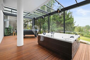 Villa, 6 habitaciones, vista a la montaña | Baño | Amenidades de baño gratuitas, secadora de cabello, bidet, toallas 