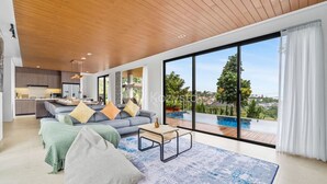 Villa, 6 soverom, fjellutsikt | Oppholdsområde | En 50-tommers smart-TV med kabel-kanaler samt Netflix