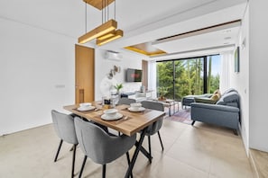 Vila, 6 quartos, vista para a montanha | Sala de jantar
