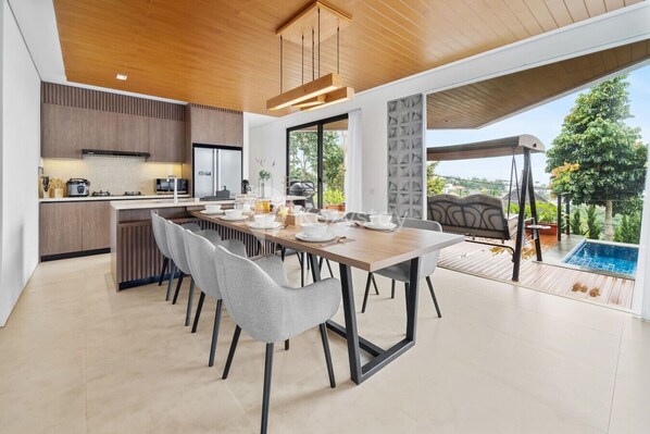 Villa, 6 Bedrooms, Mountain View | Dining room