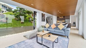 Villa, 6 soverom, fjellutsikt | Oppholdsområde | En 50-tommers smart-TV med kabel-kanaler samt Netflix