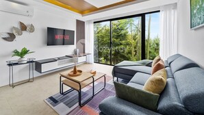 Villa, 6 soverom, fjellutsikt | Oppholdsområde | En 50-tommers smart-TV med kabel-kanaler samt Netflix