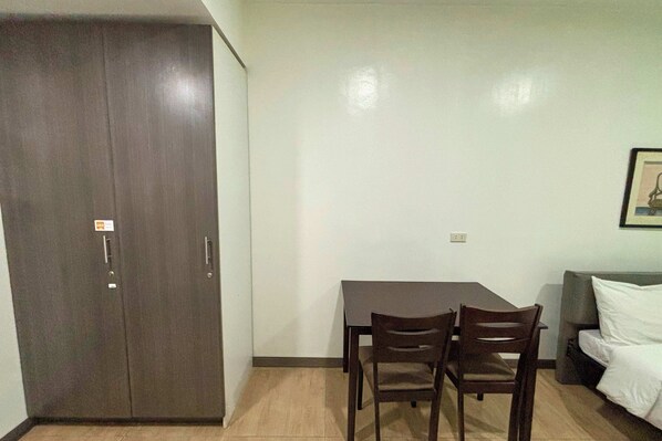 Superior Queen Room | Desk, free WiFi, bed sheets